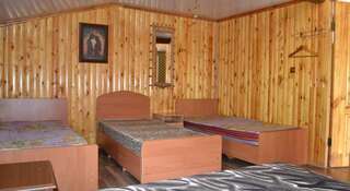 Хостел Hadzhohskyi Uyut Каменномостский Кровать в общем 6-местном номере для мужчин и женщин-1